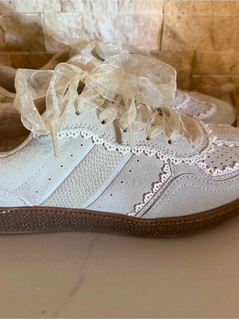 Cream Lace-Trim Casual Sneakers with Organza Bows